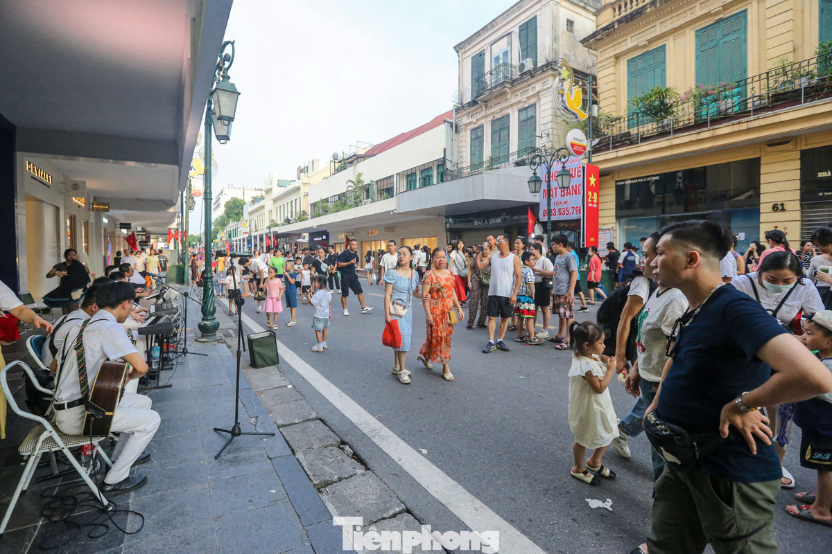 Không chọn đi chơi xa hay về quê, nhiều người dân Hà Nội đã quyết định ở lại thành phố và tìm đến phố đi bộ Hồ Gươm để hòa mình vào không khí ngày lễ của Thủ đô.