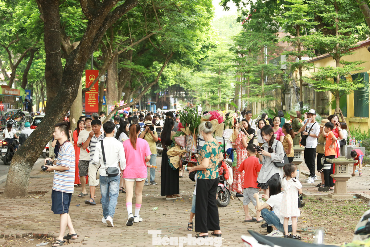 Dịp lễ 2/9 năm nay, phố Phan Đình Phùng vẫn thu hút rất đông các bạn trẻ đến chụp ảnh, tạo dáng.