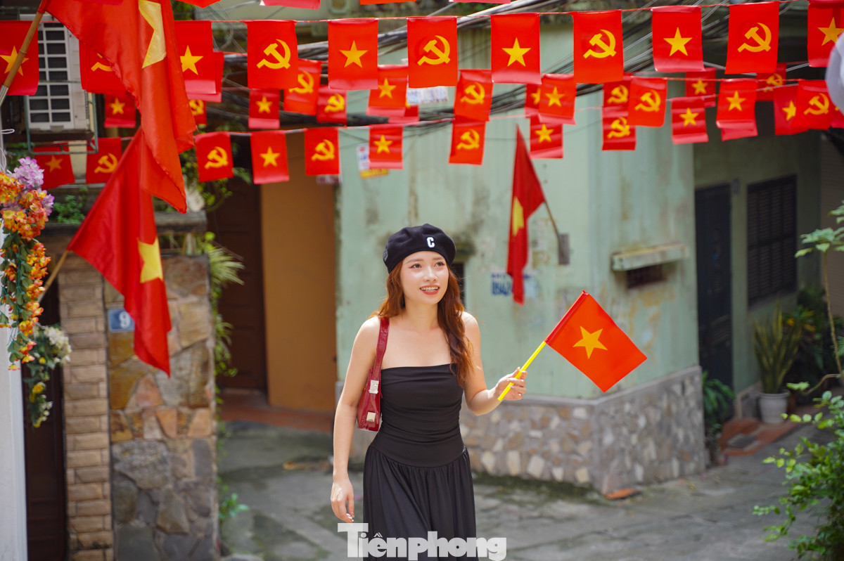 Ngõ cờ hoa Yên Phụ thu hút nhiều bạn trẻ bởi sắc cờ rực rỡ.