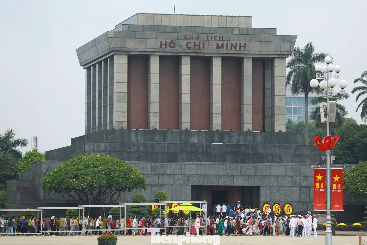 Từ sáng sớm 1/9, rất đông người dân trên khắp mọi miền của Tổ quốc về thủ đô Hà Nội để đón chào ngày Tết Độc lập và vào Lăng viếng Chủ tịch Hồ Chí Minh.