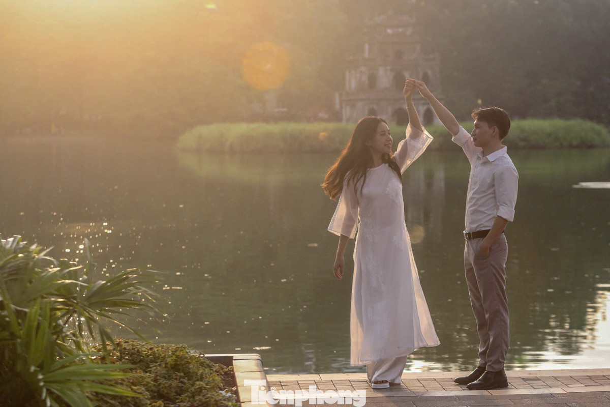 Các bạn trẻ cùng nhau lưu giữ những khoảnh khắc đáng nhớ bên tháp rùa cổ kính.
