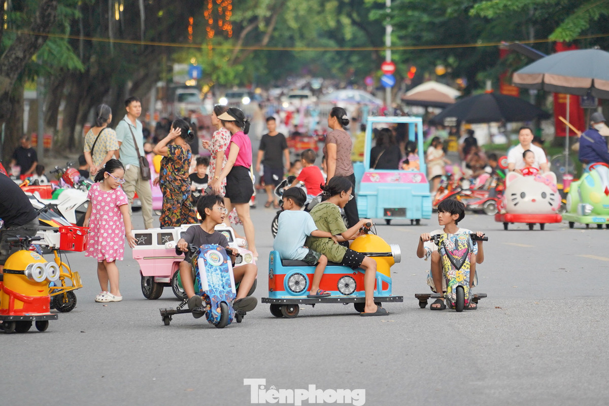 Nhiều em nhỏ tỏ ra thích thú, phấn khích khi được bố mẹ cho đi chơi ngày nghỉ lễ.