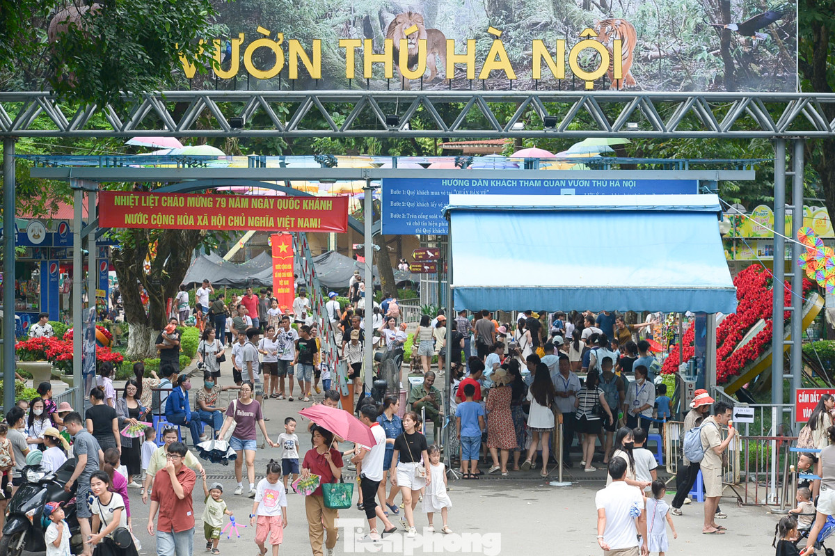 Tranh thủ dịp nghỉ lễ 4 ngày, nhiều bậc phụ huynh cũng dẫn con em mình đi sở thú để vui chơi và tham quan.