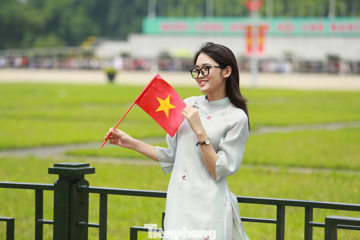 Khác với sự hối hả thường ngày, hôm nay Thủ đô có phần yên bình hơn. Người dân có cơ hội tận hưởng không gian thoáng đãng, chụp hình với lá cờ dân tộc dịp lễ Quốc Khánh.