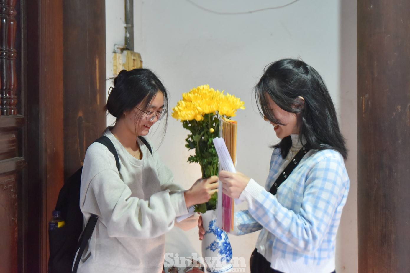 Người đến chùa Hà hầu hết là các bạn sinh viên, còn rất trẻ.