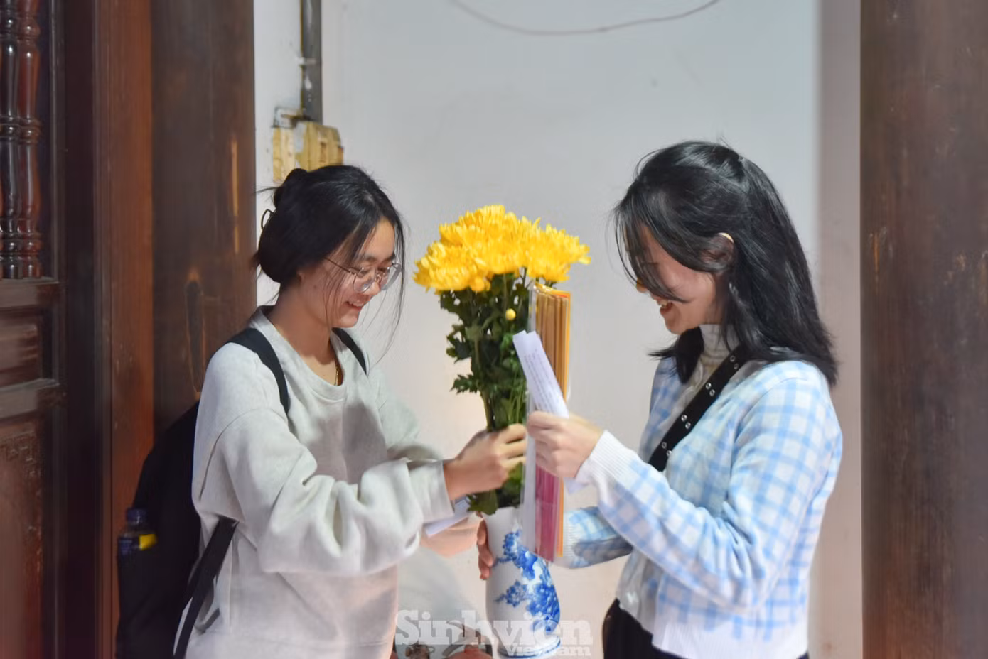 Người đến chùa Hà hầu hết là các bạn sinh viên, còn rất trẻ.