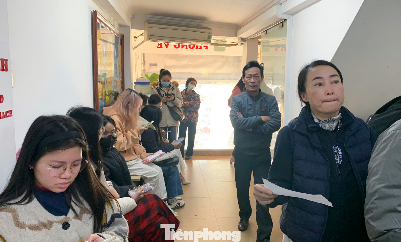 Dòng người xếp hàng để mua được chiếc vé xe để về quê.