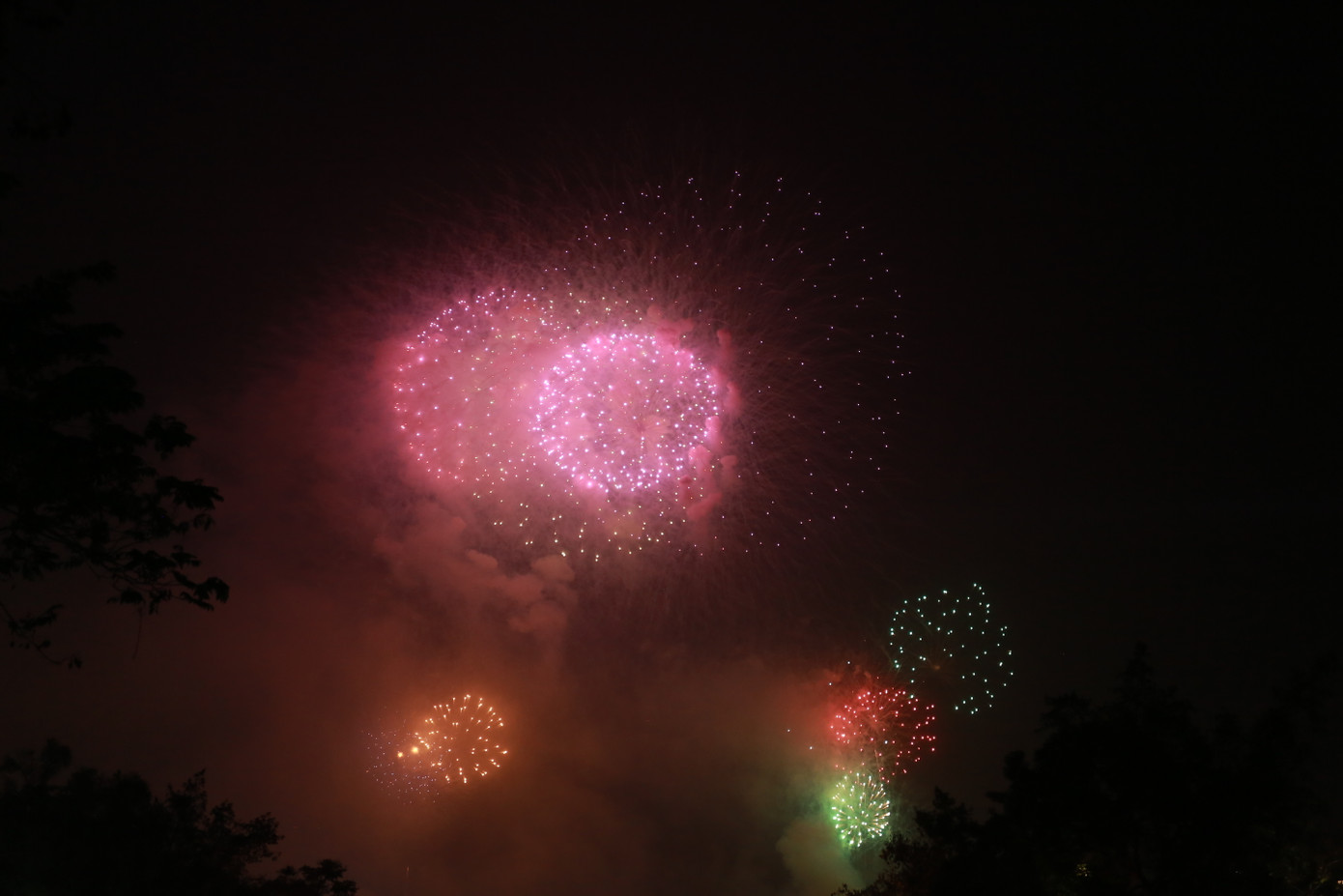 Cả một vùng trời rực sáng sắc màu... Cả một vùng trời rực sáng sắc màu...