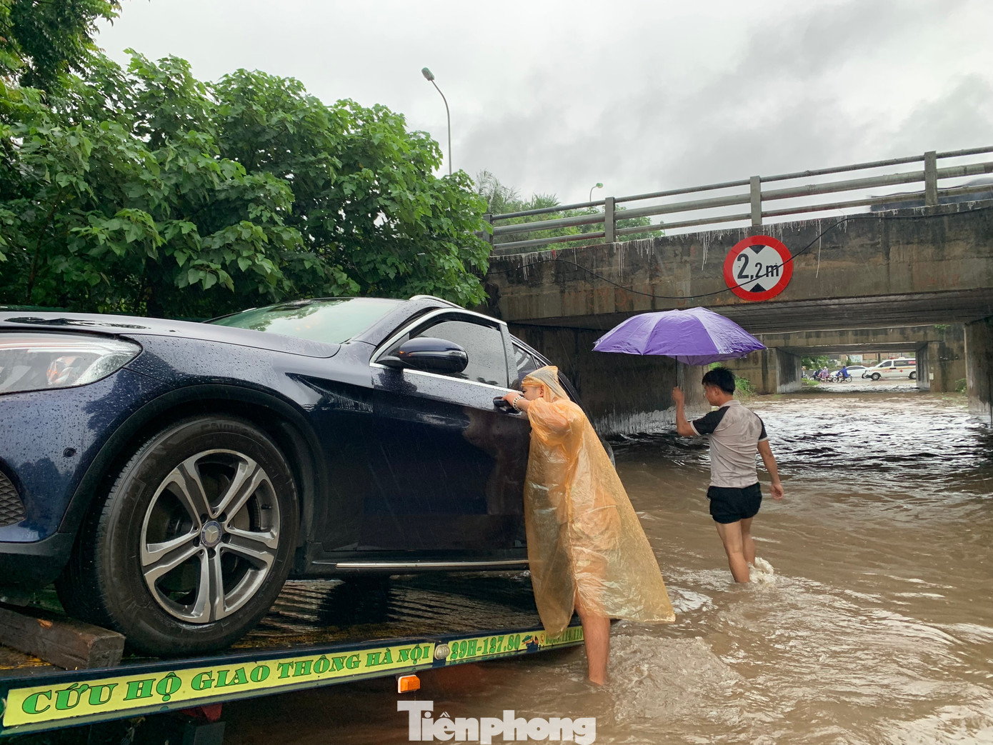 Một chiếc ôtô chết máy phải gọi xe cứu hộ. Một chiếc ôtô chết máy phải gọi xe cứu hộ.