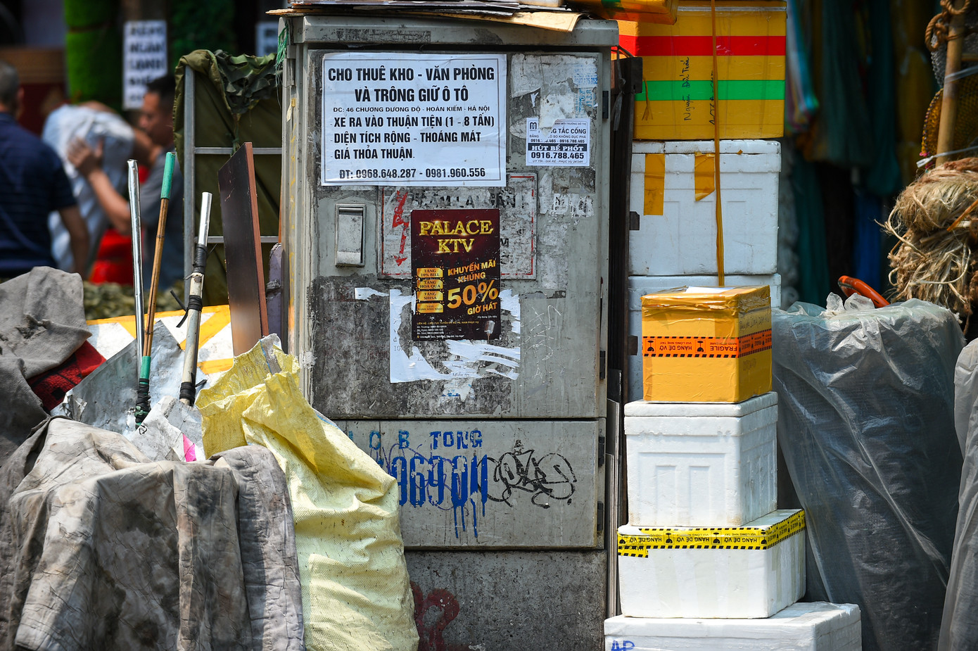 Ngoài tờ rơi, các hình vẽ graffiti được vẽ, sơn nguệch ngoạc vào các tủ điện công cộng, gây mất mỹ quan đô thị.