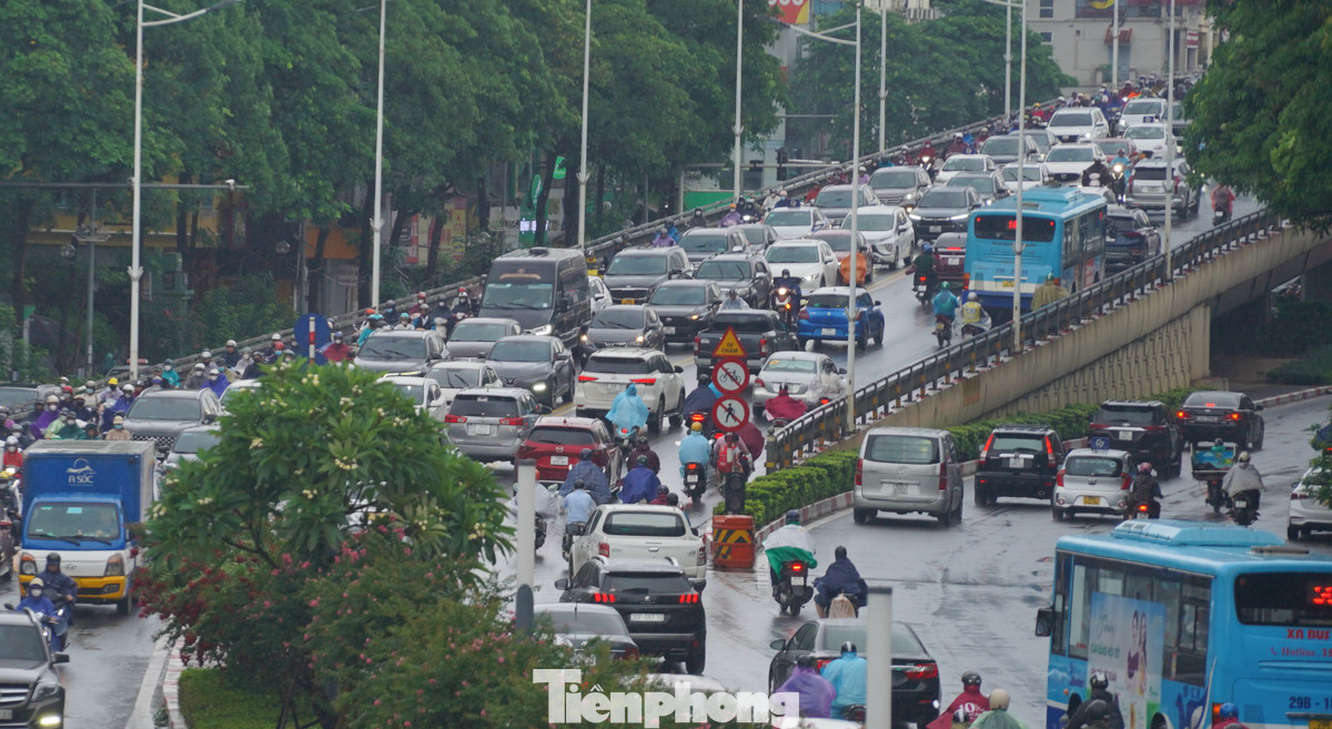 Ghi nhận tại cầu vượt Nguyễn Chí Thanh 7 giờ đông nghẹt xe cộ. Hôm nay cũng là thứ 2 đầu tuần nên trời mưa cũng khiến nhiều người di chuyển đi làm khá khó khăn.