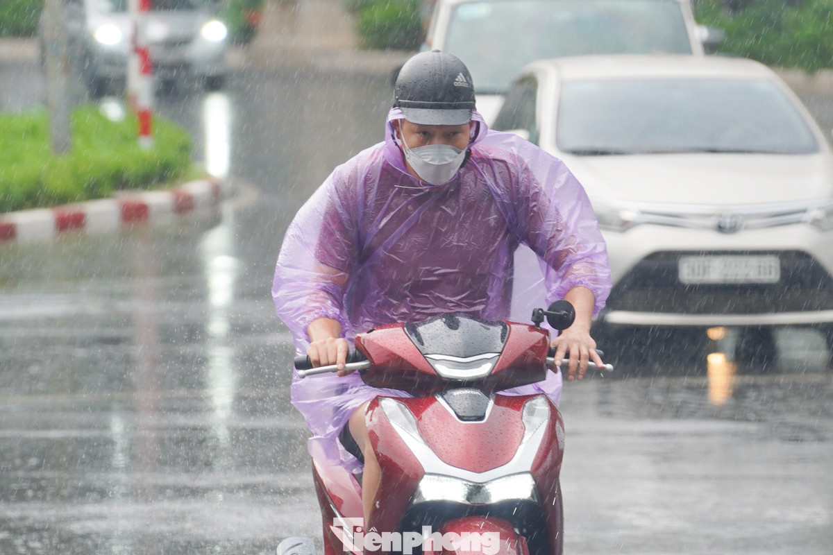 Dự báo Hà Nội hôm nay nhiều mây, ngày có lúc có mưa rào và giông; từ chiều tối có mưa vừa, mưa to, có nơi mưa rất to và giông. Gió nhẹ. Trong mưa giông có khả năng xảy ra lốc, sét và gió giật mạnh.
