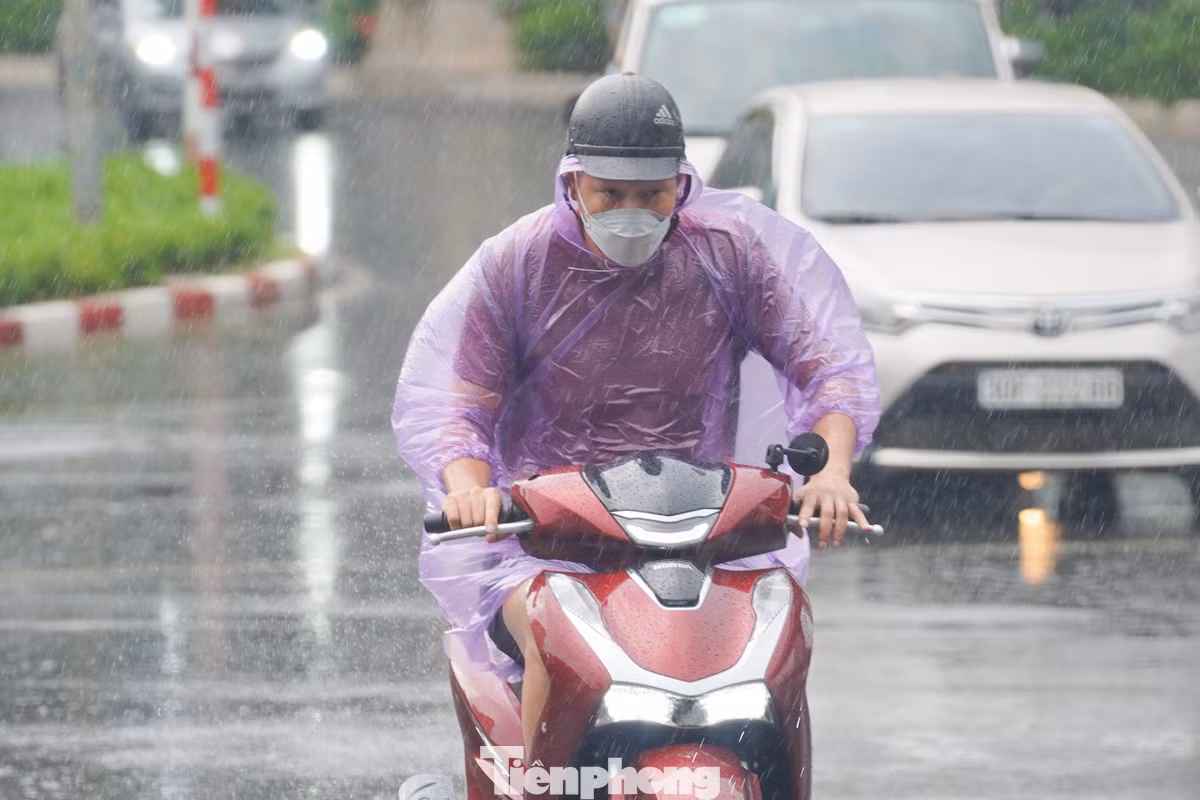 Dự báo Hà Nội hôm nay nhiều mây, ngày có lúc có mưa rào và giông; từ chiều tối có mưa vừa, mưa to, có nơi mưa rất to và giông. Gió nhẹ. Trong mưa giông có khả năng xảy ra lốc, sét và gió giật mạnh.
