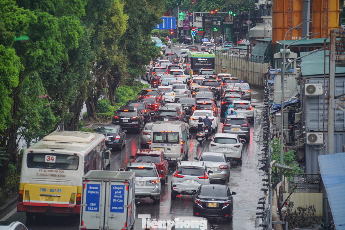 Đường Kim Mã lúc gần 8 giờ sáng nay (24/6).