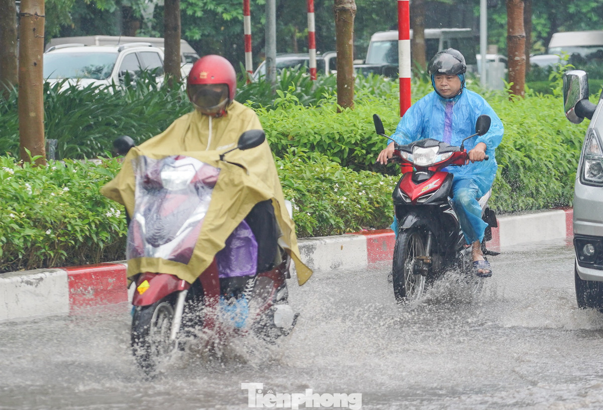 Phía trên Vành đai 2 (đoạn từ Cầu Giấy đến Võ Chí Công) cũng xảy ra tình trạng ngập úng, nước thoát chậm.