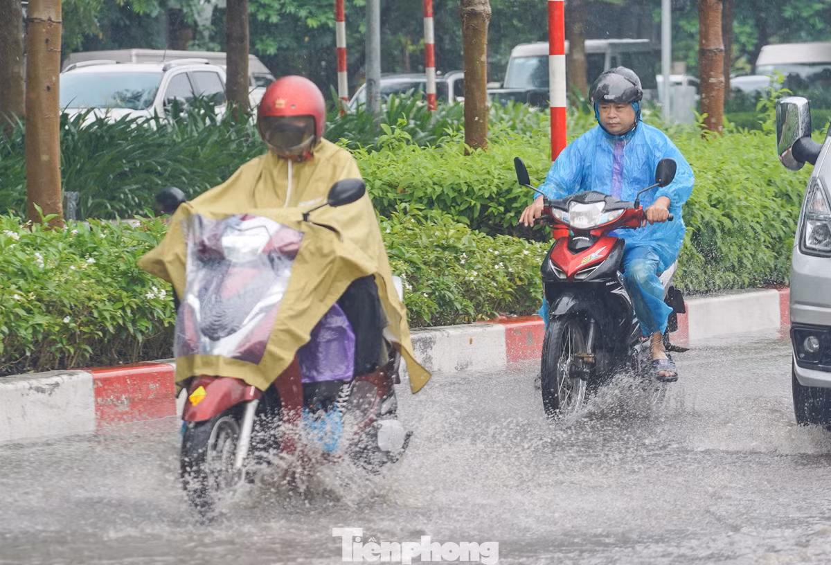 Phía trên Vành đai 2 (đoạn từ Cầu Giấy đến Võ Chí Công) cũng xảy ra tình trạng ngập úng, nước thoát chậm.