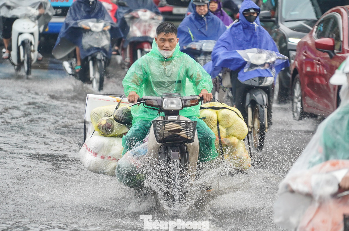 Mưa lớn khiến việc đi lại của người dân gặp nhiều khó khăn.