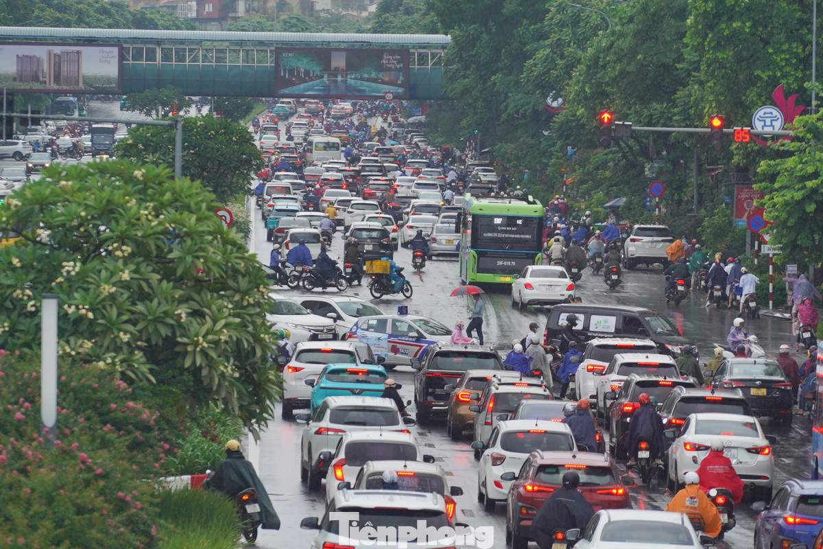 Xe máy và ôtô chen nhau trên đường Nguyễn Chí Thanh.