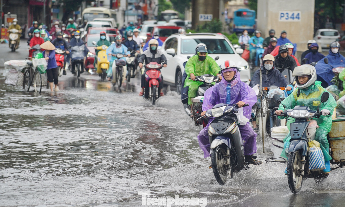 Tại đường Cầu Giấy, một số đoạn ngập nhẹ.