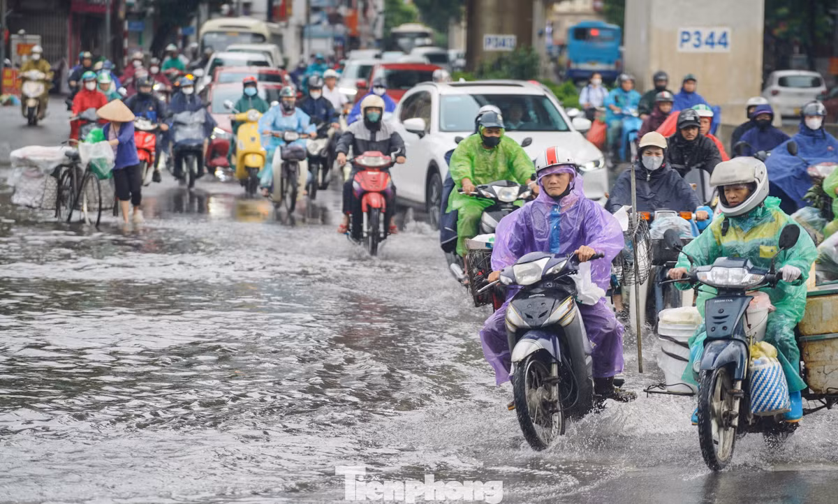 Tại đường Cầu Giấy, một số đoạn ngập nhẹ.