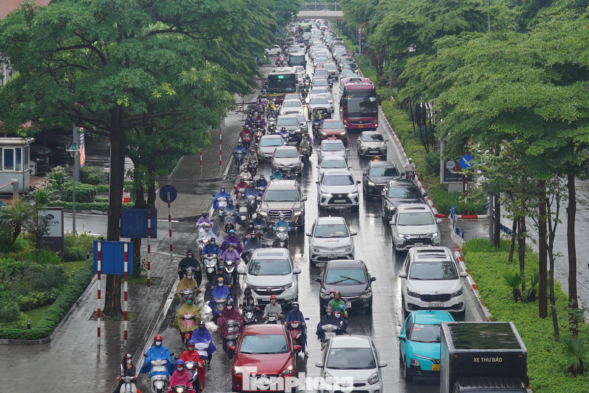 Dòng phương tiện hướng từ Đào Tấn rẽ sang Kim Mã đông nghẹt, các phương tiện nhích từng chút một.