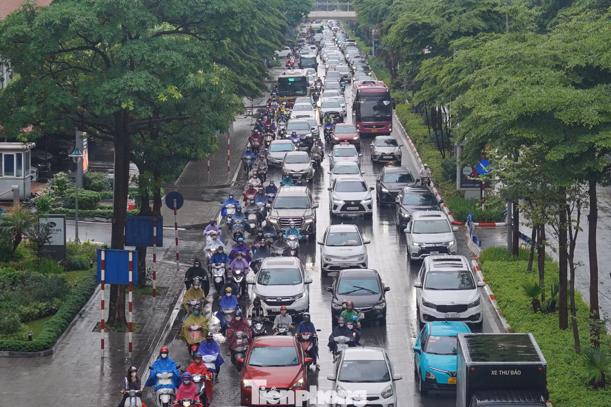 Dòng phương tiện hướng từ Đào Tấn rẽ sang Kim Mã đông nghẹt, các phương tiện nhích từng chút một.