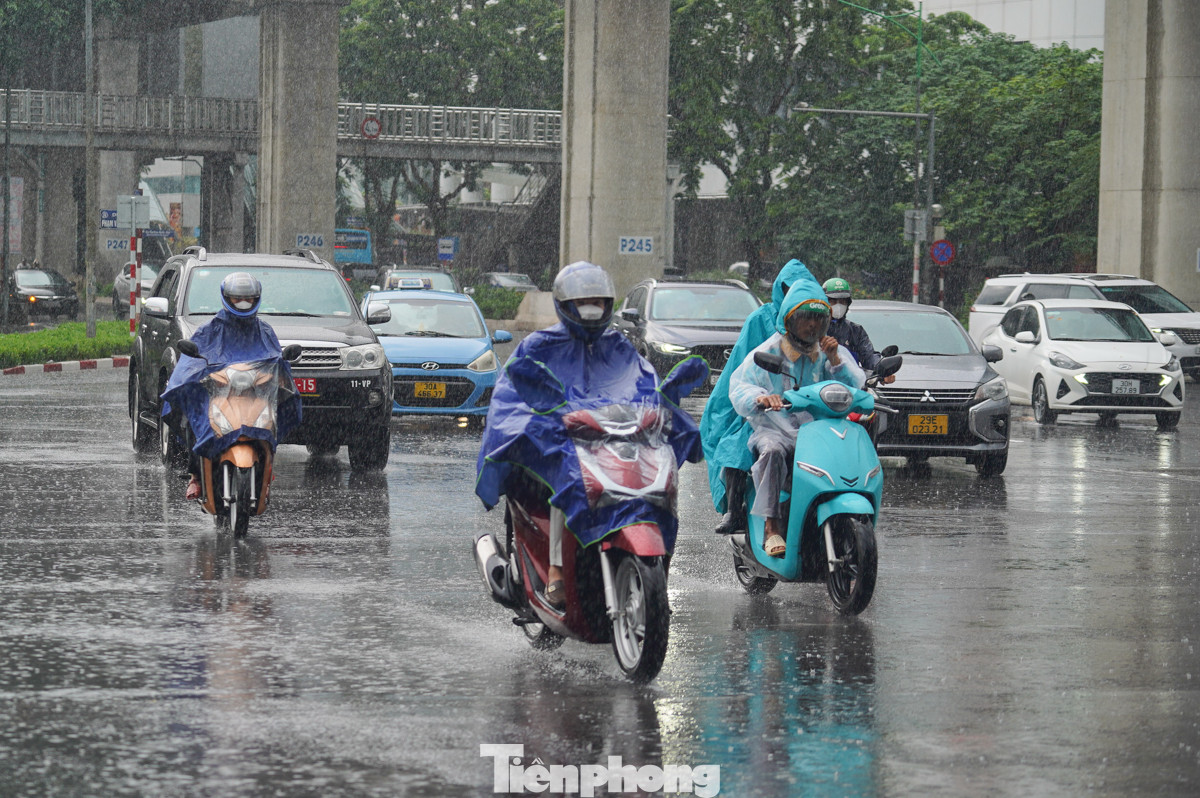 Theo Trung tâm Dự báo Khí tượng Thuỷ văn Quốc gia cho biết, thời tiết hôm nay (24/6), ở Bắc Bộ và Bắc Trung Bộ có mưa rào và giông rải rác, cục bộ có mưa to với lượng mưa từ 10-30mm, có nơi trên 70mm.