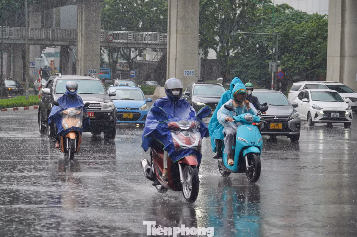 Theo Trung tâm Dự báo Khí tượng Thuỷ văn Quốc gia cho biết, thời tiết hôm nay (24/6), ở Bắc Bộ và Bắc Trung Bộ có mưa rào và giông rải rác, cục bộ có mưa to với lượng mưa từ 10-30mm, có nơi trên 70mm.