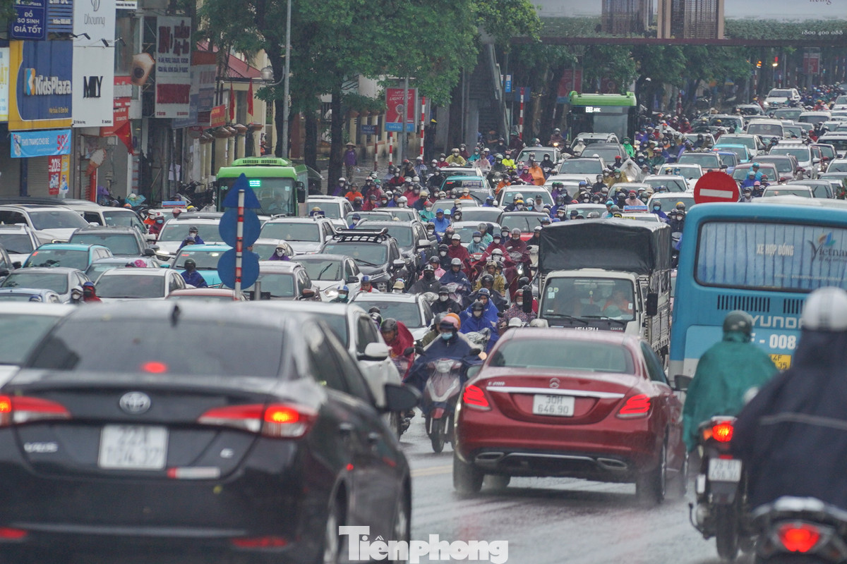 Lúc 7 giờ 30, từng dòng phương tiện ken đặc, chậm chạp di chuyển trên đường Trần Duy Hưng.