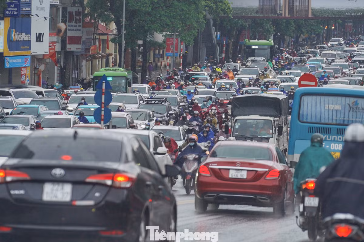 Lúc 7 giờ 30, từng dòng phương tiện ken đặc, chậm chạp di chuyển trên đường Trần Duy Hưng.