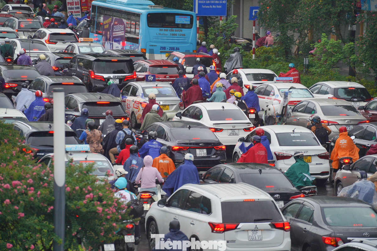 Xe máy và ôtô chen nhau trên đường Nguyễn Chí Thanh.