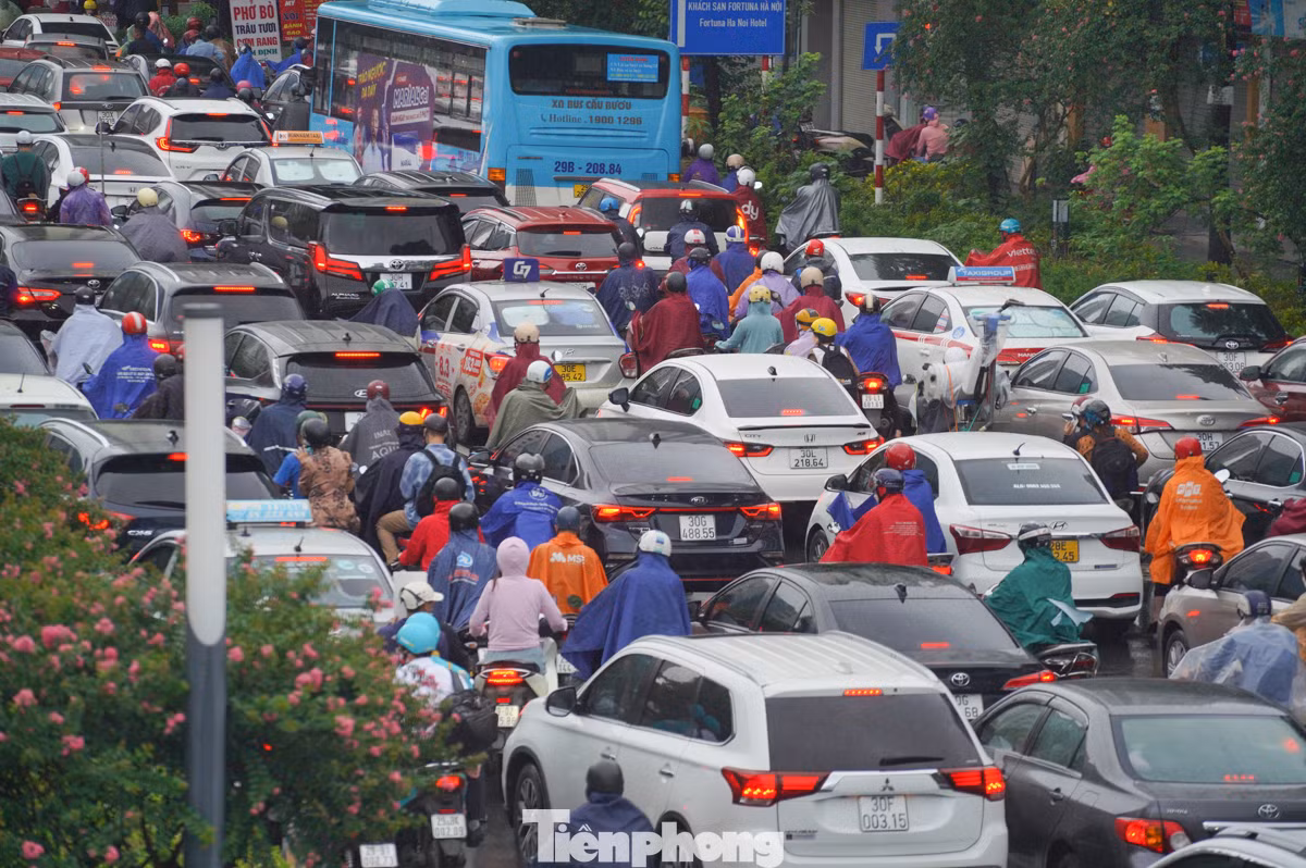 Xe máy và ôtô chen nhau trên đường Nguyễn Chí Thanh.