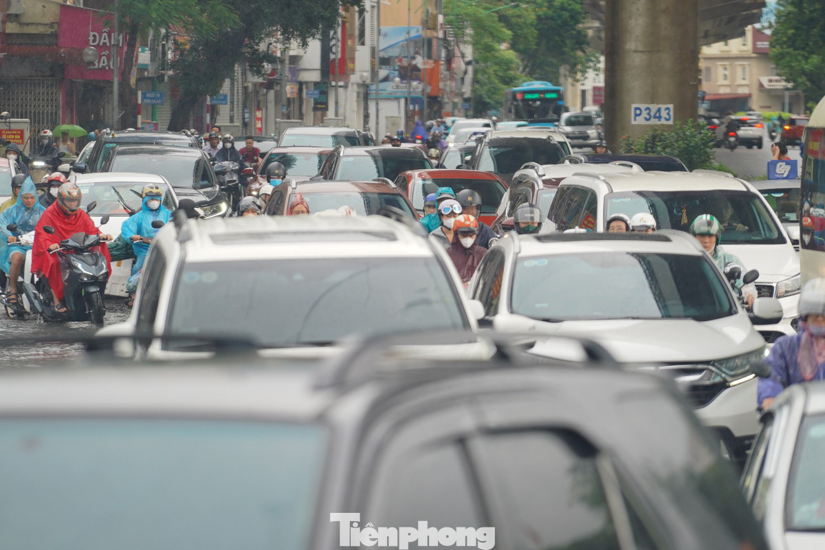 Hình ảnh người dân “nhích từng bước” trên đường Cầu Giấy lúc hơn 8 giờ.