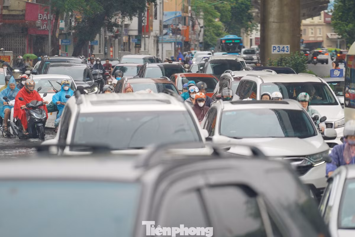 Hình ảnh người dân “nhích từng bước” trên đường Cầu Giấy lúc hơn 8 giờ.