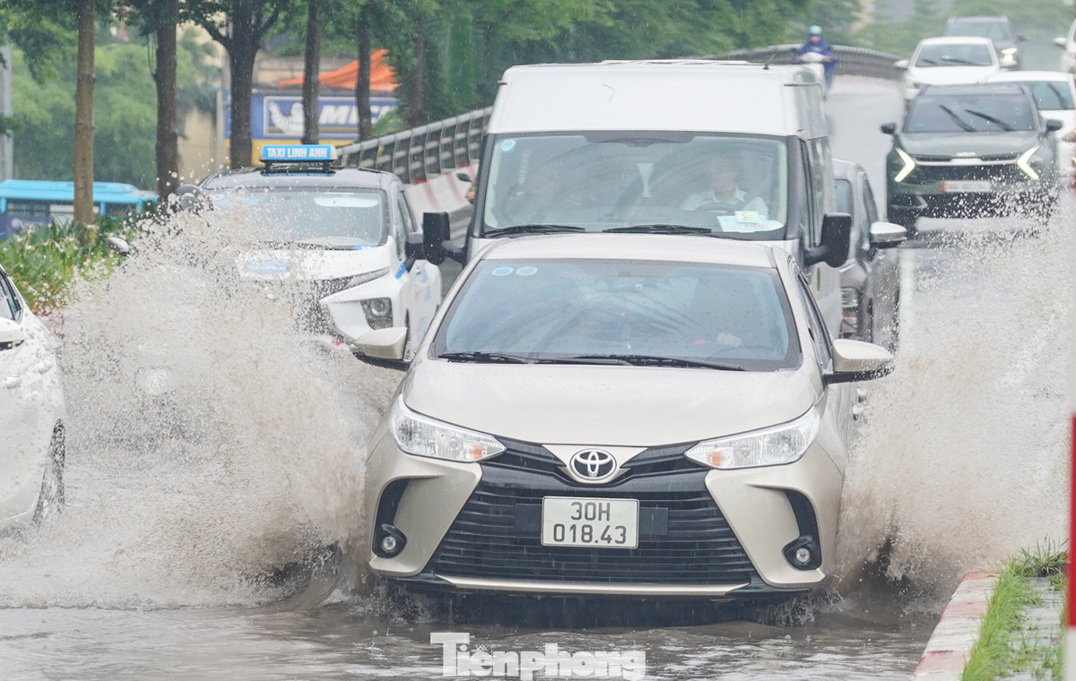 Phía trên Vành đai 2 (đoạn từ Cầu Giấy đến Võ Chí Công) cũng xảy ra tình trạng ngập úng, nước thoát chậm.