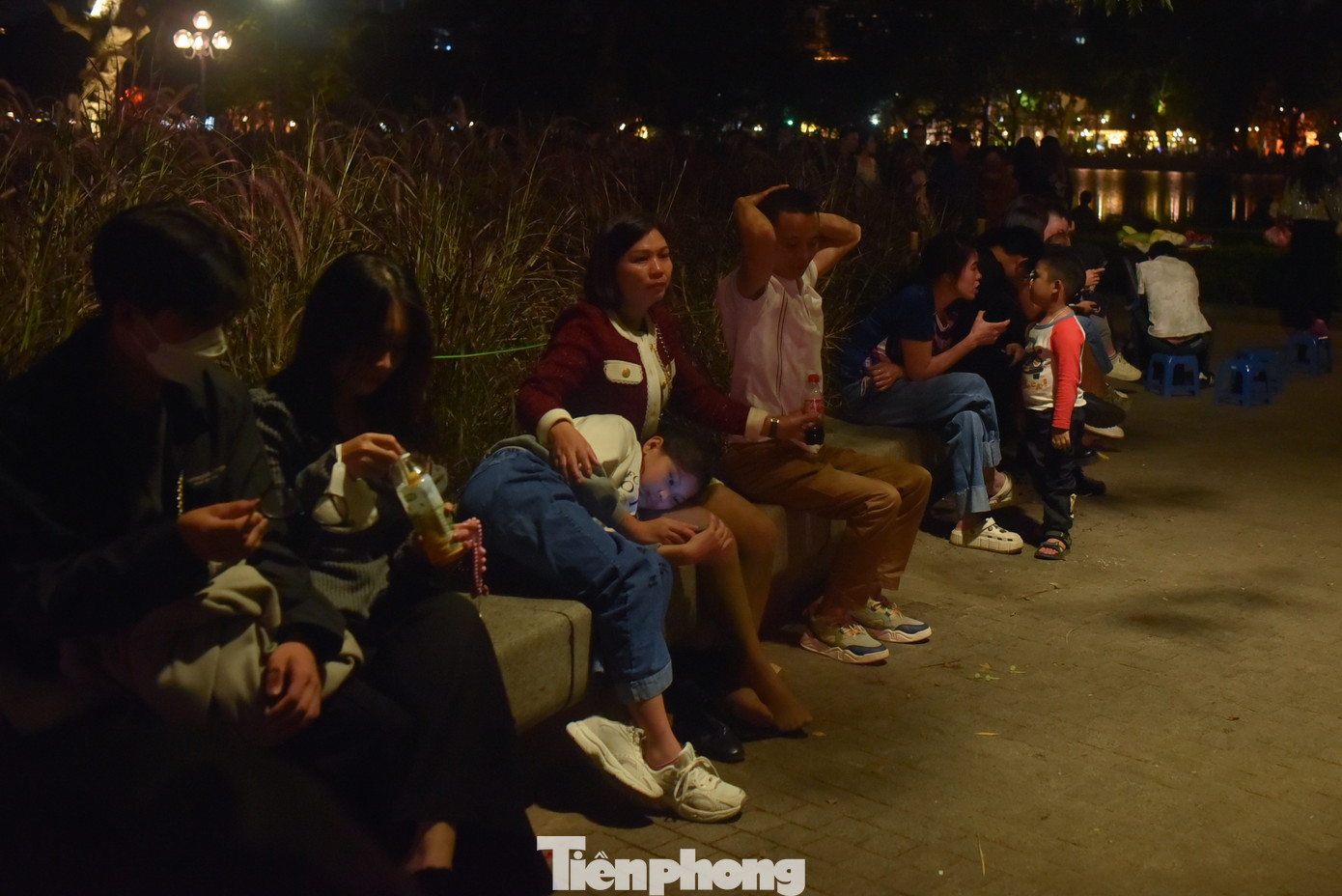 Nhiều gia đình chờ đợi đến khoảnh khắc countdown đón năm mới 2024..