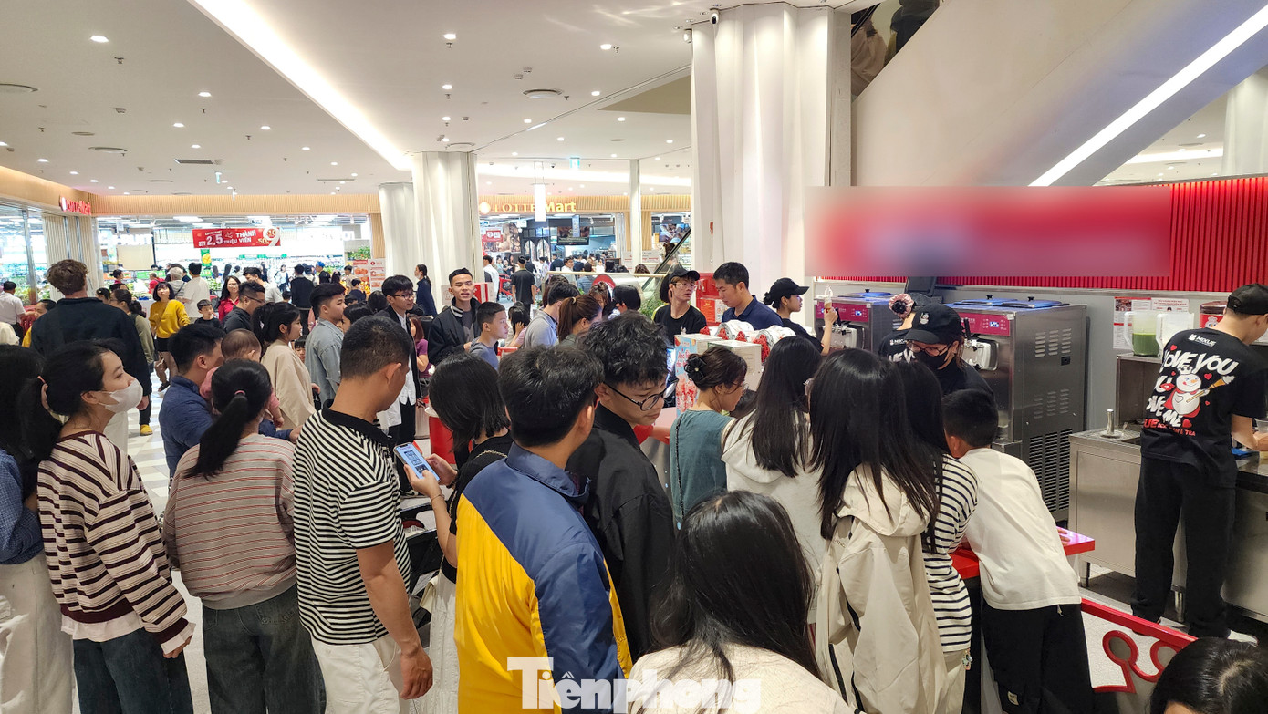 Nhân viên thanh toán làm việc không ngơi tay, Nhân viên thanh toán làm việc không ngơi tay,