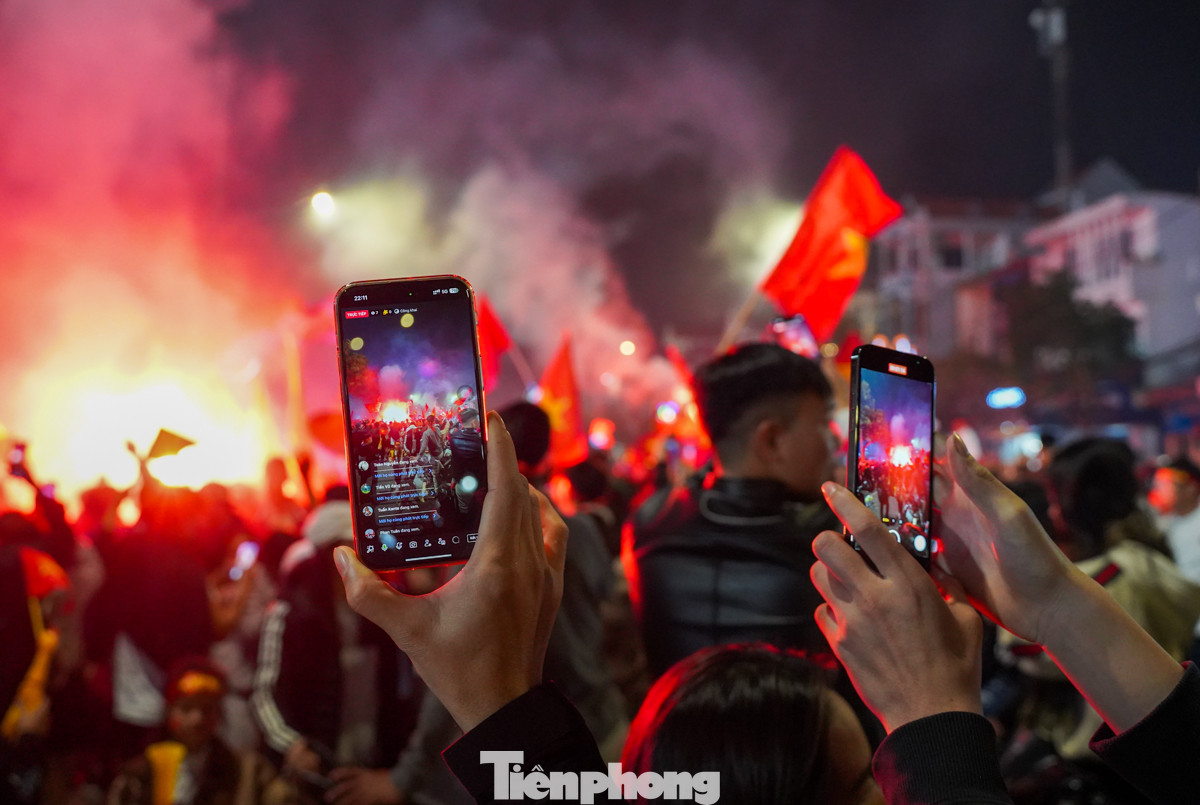 Những màn bắn pháo sáng ,mãn nhãn được bắn lên khiến người dân càng thích thú hơn trong niềm vui chiến thắng.