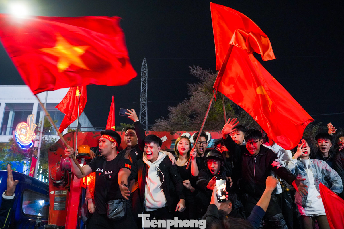 Hàng nghìn người dân đổ ra đường ăn mừng chiến thắng sau trận chung kết lượt đi giữa đội tuyển Việt Nam- Thái Lan kết thúc.