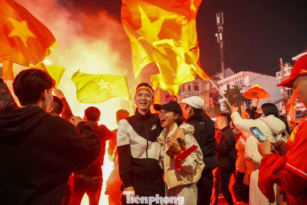 Những màn bắn pháo sáng ,mãn nhãn được bắn lên khiến người dân càng thích thú hơn trong niềm vui chiến thắng.