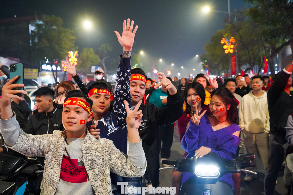 Không ai muốn ở nhà vào thời điểm này. Tất cả tiến ra đường, không quên mang theo quốc kỳ.