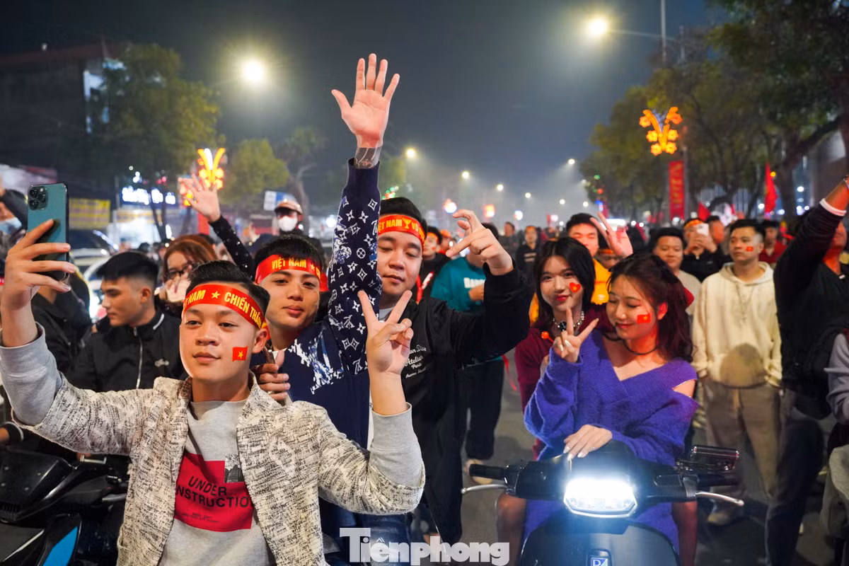 Không ai muốn ở nhà vào thời điểm này. Tất cả tiến ra đường, không quên mang theo quốc kỳ.