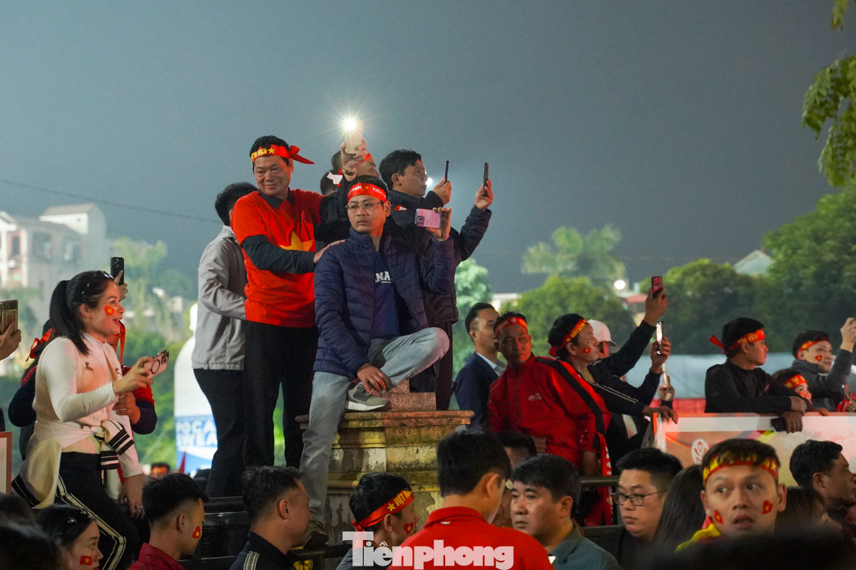Cho đến quá nửa đêm, thành phố Việt Trì vẫn chưa ngủ. Tiếp tục những cánh tay giơ cao cùng hô vang &quot;Việt Nam vô địch&quot;.