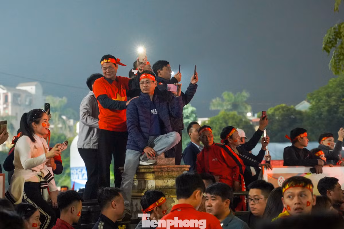 Cho đến quá nửa đêm, thành phố Việt Trì vẫn chưa ngủ. Tiếp tục những cánh tay giơ cao cùng hô vang "Việt Nam vô địch".