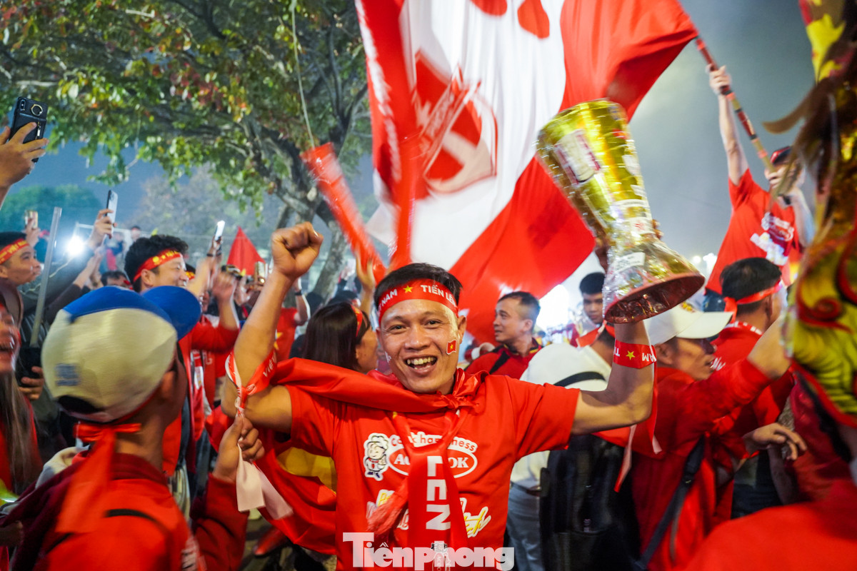 Các cổ động viên hô vang &quot;Việt Nam vô địch&quot; để chúc mừng cho đội tuyển Việt Nam sau khi giành chiến thắng trận lượt đi chung kết ASEAN Cup 2024 trên sân nhà Việt Trì.