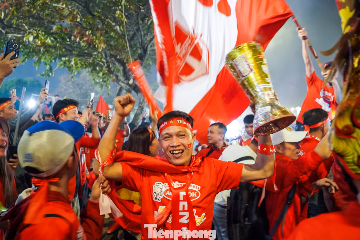 Các cổ động viên hô vang "Việt Nam vô địch" để chúc mừng cho đội tuyển Việt Nam sau khi giành chiến thắng trận lượt đi chung kết ASEAN Cup 2024 trên sân nhà Việt Trì.