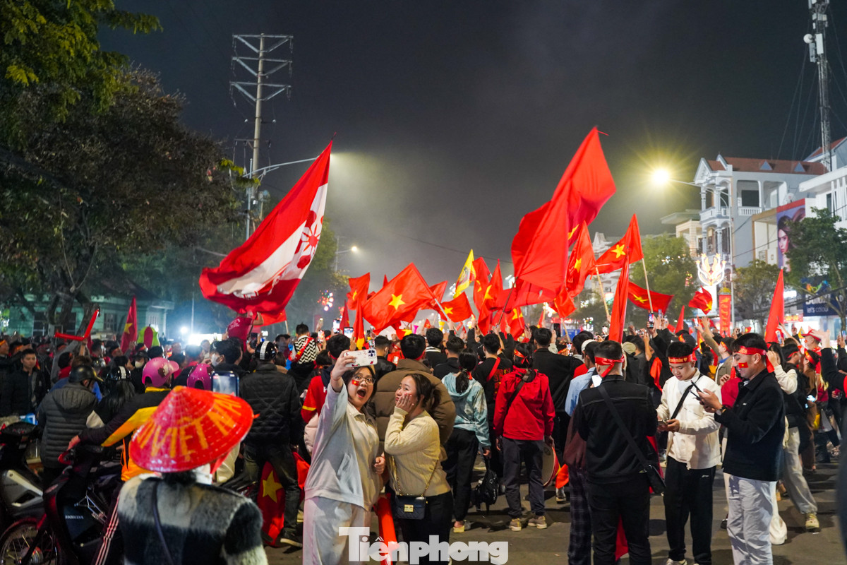 Ngay sau chiến thắng 2-1 của ĐT Việt Nam trước Thái Lan trong trận chung kết lượt đi ASEAN Cup 2024, người dân thành phố Việt Trì, Phú Thọ đã đổ ra đường, khuấy động bầu không khí trong đêm 2/1.