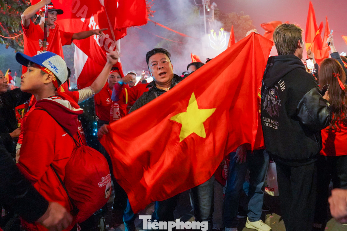 Người dân hào hứng mang theo băng rôn, cầm cờ Việt Nam để cổ vũ cho đội tuyển Quốc gia.