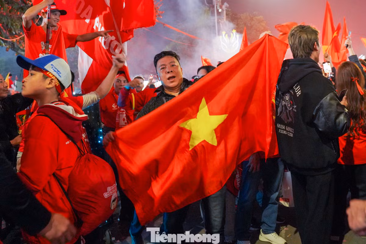 Người dân hào hứng mang theo băng rôn, cầm cờ Việt Nam để cổ vũ cho đội tuyển Quốc gia.