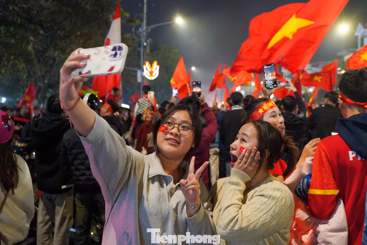 Các 'bóng hồng' cổ động viên Việt Nam vui vẻ hoà mình vào dòng người đi bão.